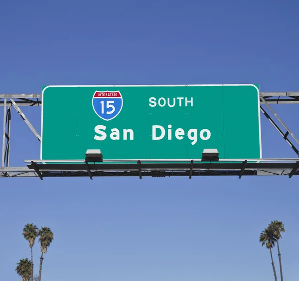 Σαν Ντιέγκο 15 αυτοκινητόδρομο σημάδι με φοίνικες Εικόνα Αρχείου
