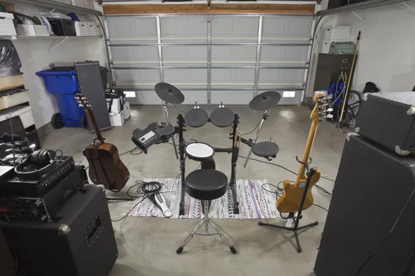 Garage band apparatuur backstage weergave — Stockfoto