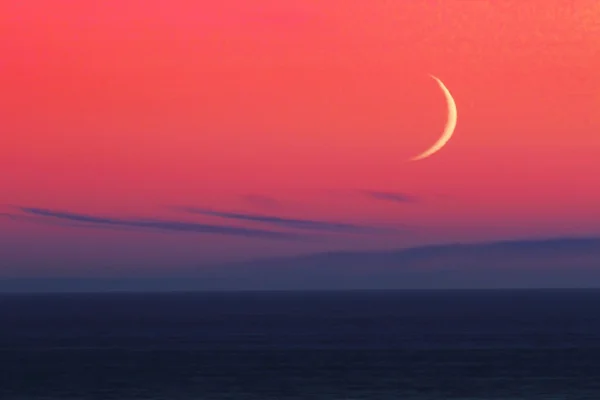 Crescent Moon Over The Pacific — Stock Photo, Image