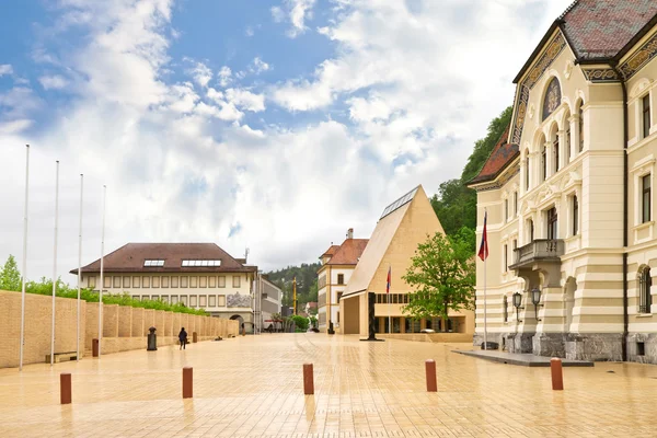 Liechtenstein parlamentoların ana meydanında bina. — Stok fotoğraf