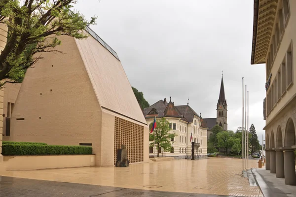 El edificio de los parlamentos de Liechtenstein en la plaza principal . — Foto de Stock