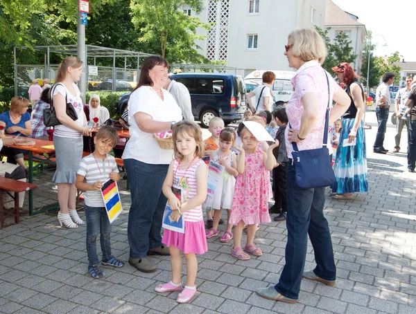 Niemcy. Baden-Baden. 16 czerwca 2012, w święto obszaru miejskiego. dzieci przygotowują się do otwarcia uroczystości miejskich — Zdjęcie stockowe
