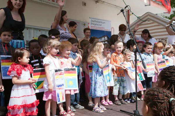 Niemcy. Baden-Baden. 16 czerwca 2012, w święto obszaru miejskiego. dzieci z przedszkola otwarcie obchodów miejskich. — Zdjęcie stockowe