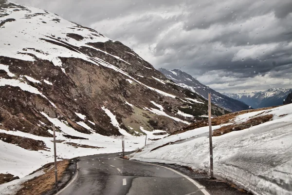 Der Weg zu den Alpen im Regen. — Stockfoto