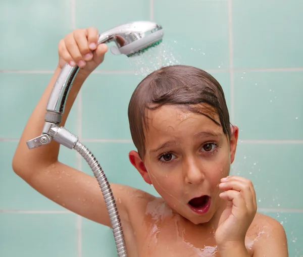 Mały chłopiec jest skąpany w pod prysznicem — Zdjęcie stockowe
