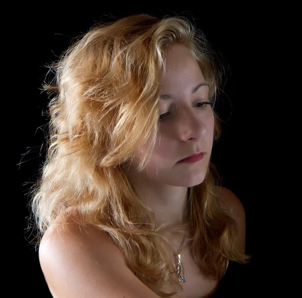 Porträtt av en flicka på svart bakgrund — Stockfoto