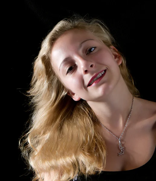 Porträtt av en flicka på svart bakgrund — Stockfoto