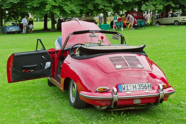 Ъ-Огонек - 13 июля 2012 года: Международная выставка старых автомобилей — стоковое фото