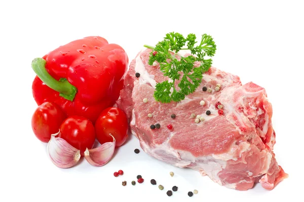 Carne cruda con verduras y especias sobre fondo blanco — Foto de Stock