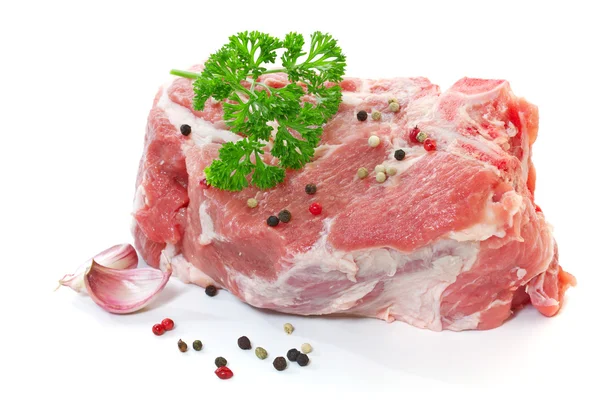 Nyers hús, fűszerek, fehér alapon — Stock Fotó