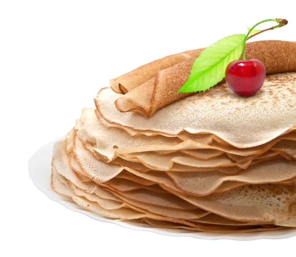白い背景の上のチェリーとパンケーキ — ストック写真