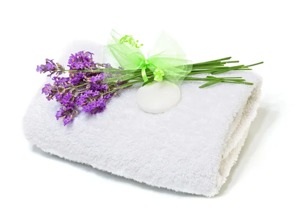 Комплект спа: полотенце, мыло и букет лаванды на белой спинке — стоковое фото