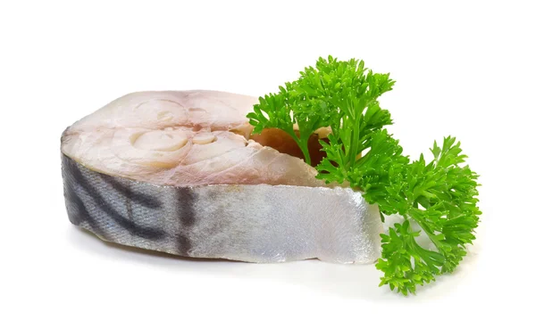 Gesalzene Makrele mit Zitrone auf weißem Hintergrund — Stockfoto