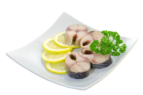 Makrela solona z cytryny na białym tle — Zdjęcie stockowe