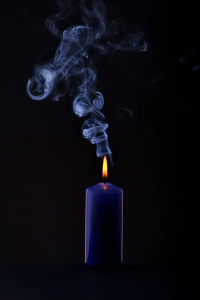Eine rauchende Kerze Stockbild