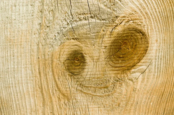 Surface en bois avec visage extraterrestre — Photo