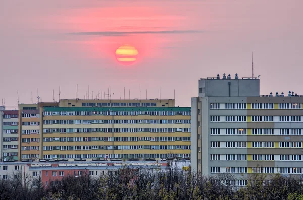 Bloque de pisos durante la puesta del sol — Foto de Stock