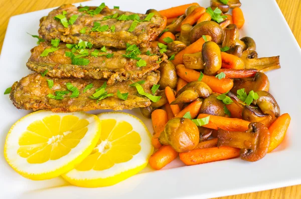 Filetti di pesce con verdure — Foto Stock