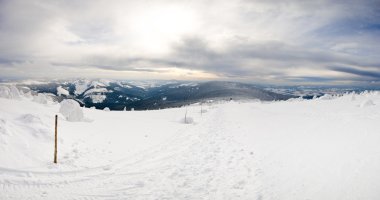 Panorama snieznik dağ yamacında