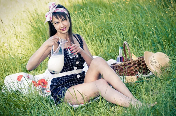 ピクニックの間に若い女性 — ストック写真