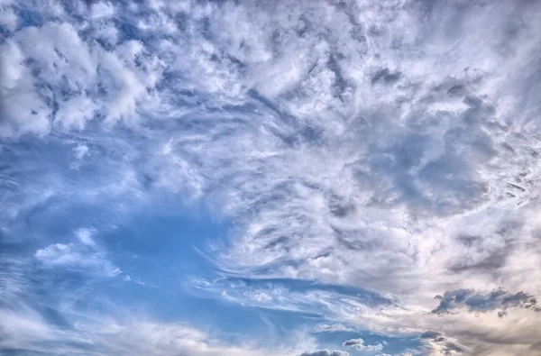 Блакитне небо з хмарами — стокове фото
