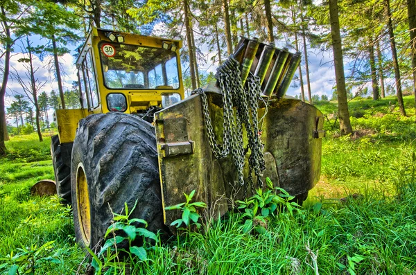 Bulldozer en el bosque — Foto de Stock
