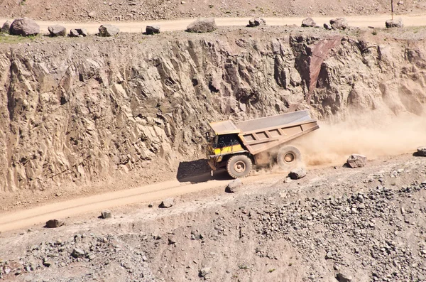 採石場で大きなトラック — ストック写真