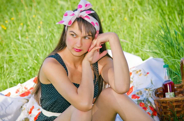 Jonge vrouw tijdens de picknick — Stockfoto