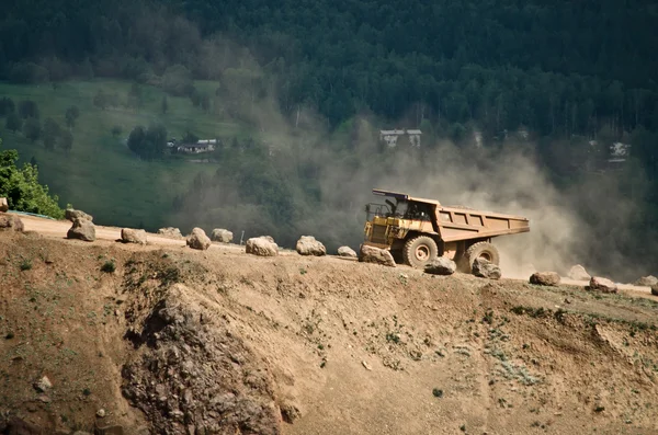 採石場で大きなトラック — ストック写真