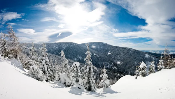 Зимняя панорама на холмы — стоковое фото