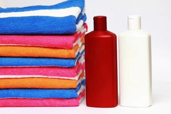 Towels with shampoo — Stock Photo, Image