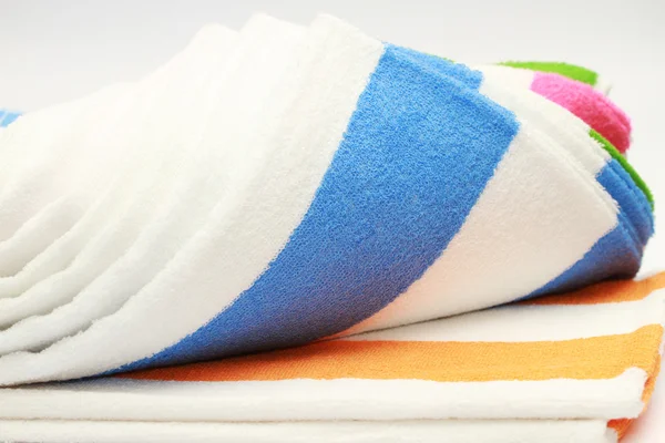 Asciugamani in spugna a colori combinati da pile su sfondo bianco. Isolato . — Foto Stock