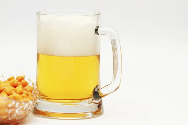 Cerveza sobre fondo blanco — Foto de Stock