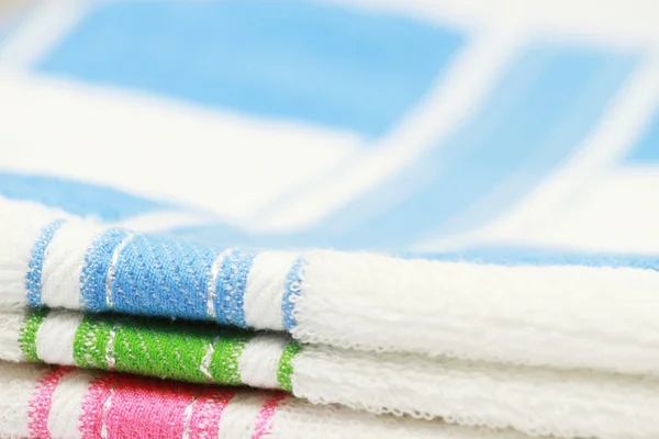Kleur terry handdoeken gecombineerd door stapel op witte achtergrond. geïsoleerd. — Stockfoto