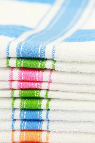 Asciugamani in spugna a colori combinati da pile su sfondo bianco. Isolato . — Foto Stock