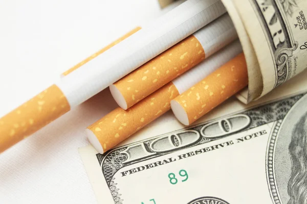 Os filtros de cigarros fecham cigarros e Dólar — Fotografia de Stock