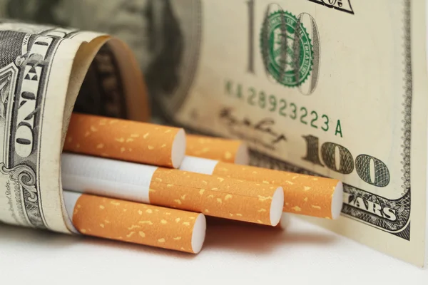 香烟的筛选器关闭了香烟和 dolar — 图库照片