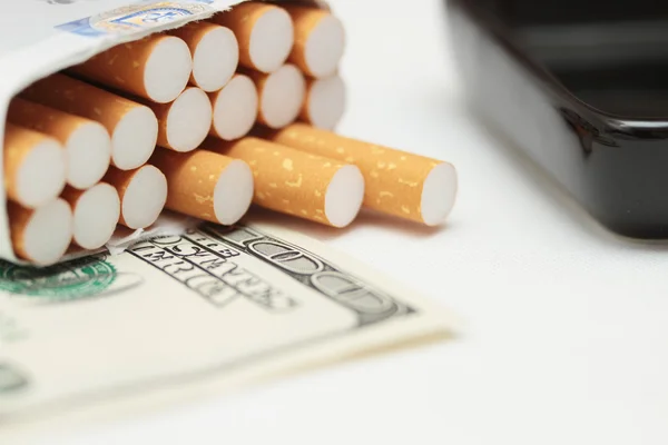 Фільтри сигарет крупним планом сигарети і Долар — стокове фото