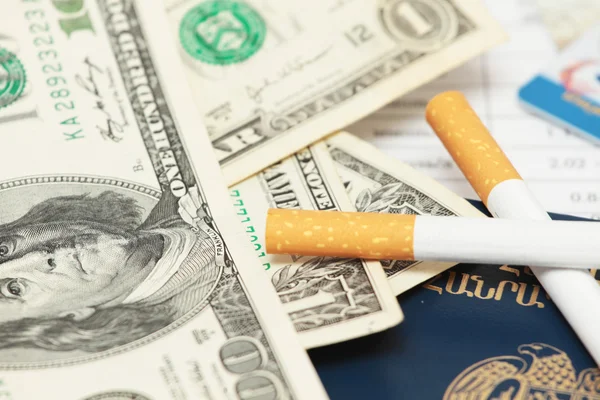 Φίλτρα τσιγάρων κοντά τσιγάρα και Δολάριο — Φωτογραφία Αρχείου