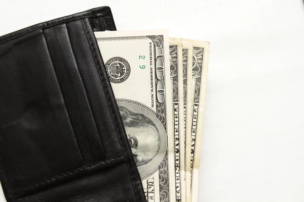 Schwarzes Portemonnaie auf weißem Hintergrund mit der Isolation, die in Nennwerten von 100 dolar klebt — Stockfoto