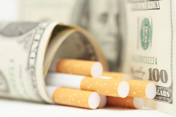 Φίλτρα τσιγάρων κοντά τσιγάρα και Δολάριο — Φωτογραφία Αρχείου