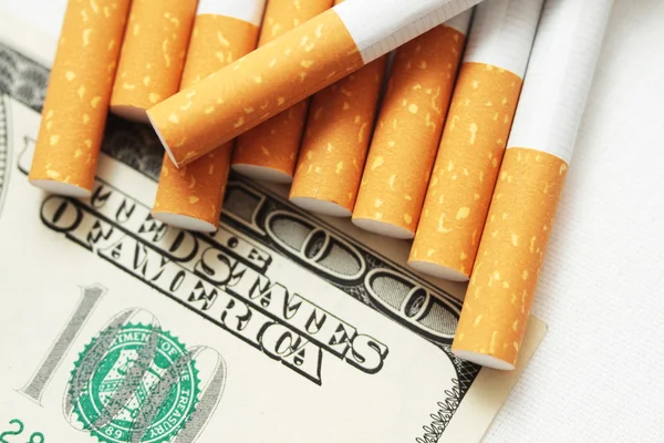 Os filtros de cigarros fecham cigarros e Dólar — Fotografia de Stock