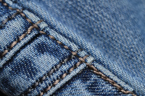 Textura de jeans altamente detalhada com costura vertical. Pode ser usado como fundo . — Fotografia de Stock