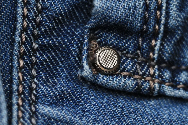 Textura de jeans altamente detalhada com costura vertical. Pode ser usado como fundo . — Fotografia de Stock