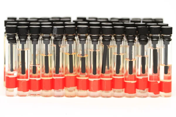 Um belo arranjo de diferentes garrafas de perfume de cristal — Fotografia de Stock