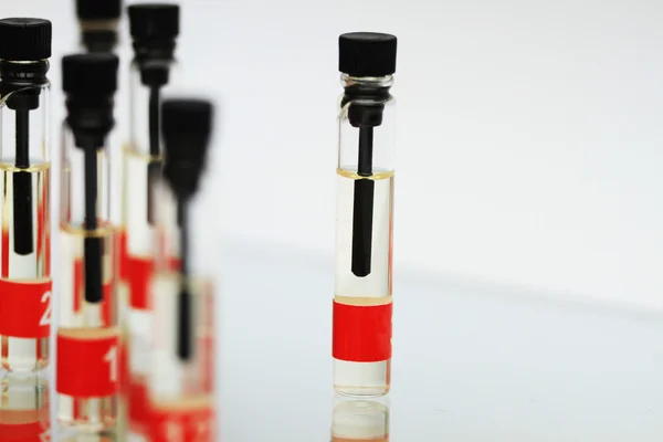 Un hermoso arreglo de diferentes botellas de perfume de cristal — Foto de Stock