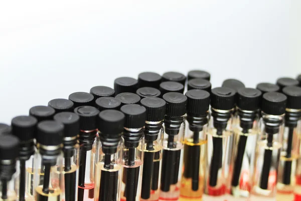 Um belo arranjo de diferentes frascos de perfume — Fotografia de Stock