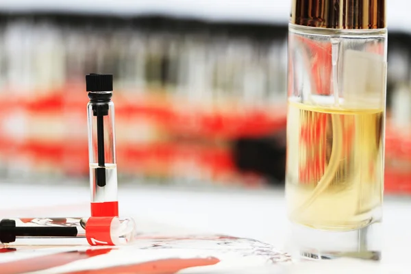 Un hermoso arreglo de diferentes botellas de perfume — Foto de Stock