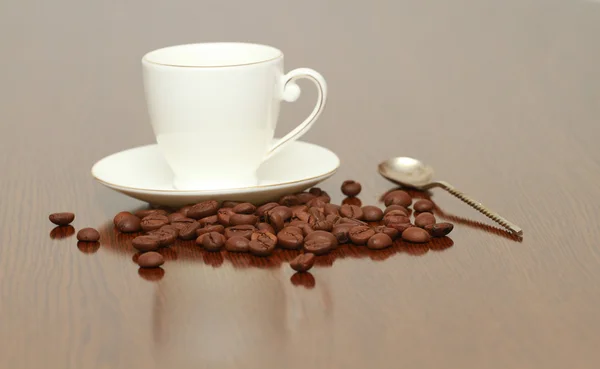 ถ้วยกาแฟและเมล็ดพันธุ์บนพื้นหลังสีขาว — ภาพถ่ายสต็อก