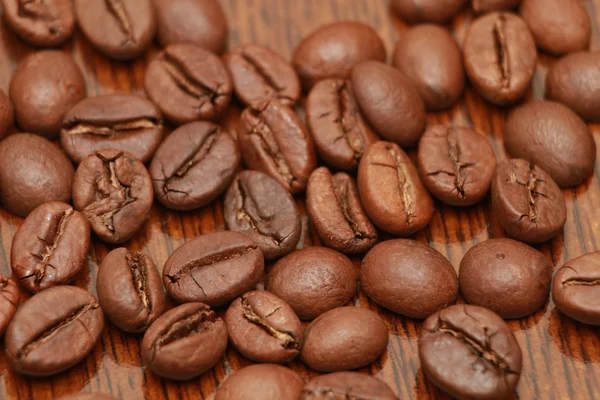 Taza de café y grano sobre fondo blanco —  Fotos de Stock